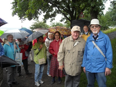 Die Wächtersbacher auf dem Weg zum Glauberg-Plateau –  vorne rechts: Oskar Klöppel (l.) mit dem Vereinsvorsitzenden G. Jahn  